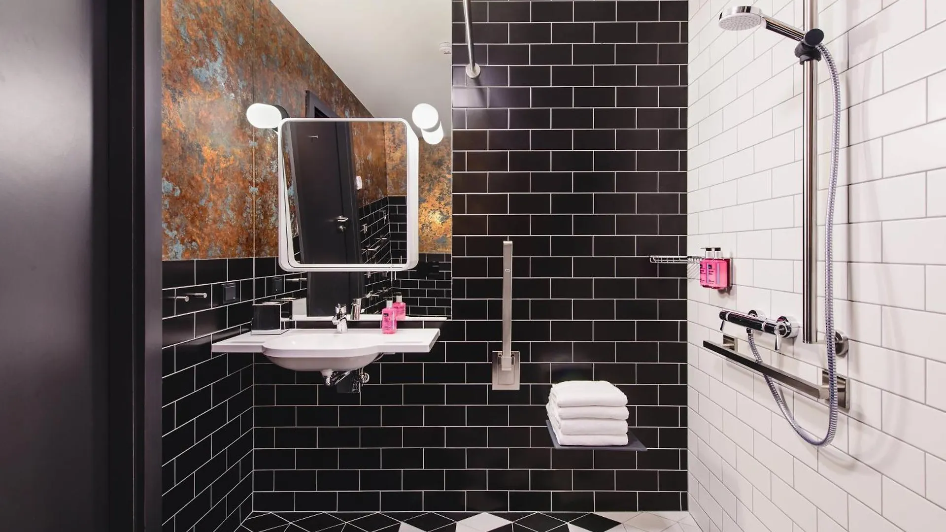 Moxy Poznan Airport Hotel 3*,